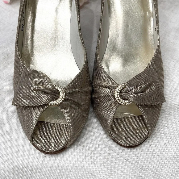 Stuart Weitzman women’s size 8 metallic gold 3 inch heels ring bow dress shoes - Picture 4 of 8